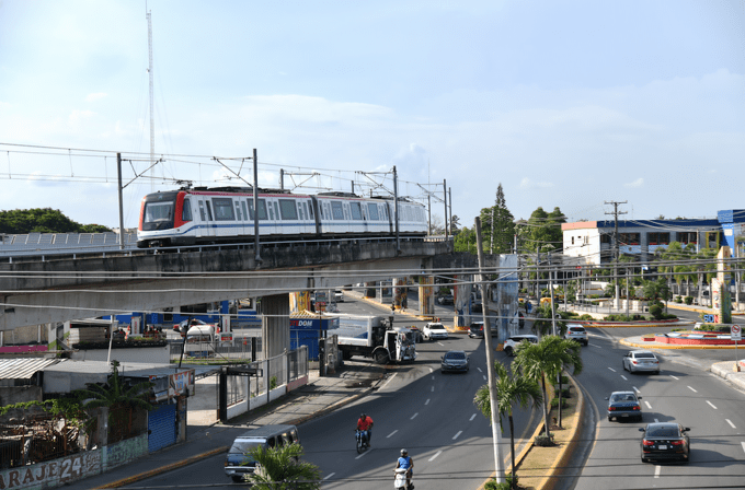 Metro de Santo Domingo a su paso por el residencial Sol de Luz, Villa Mella