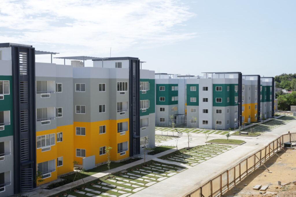 Fachada frontal de los edificios del proyecto residencial Caroni Colinas del Río
