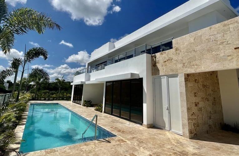 Vista ampliada de la zona de la piscina de la casa en Punta Cana Village Dominican Republic