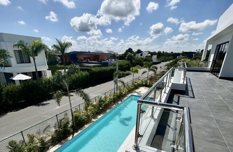 Vista de la piscina desde la terraza