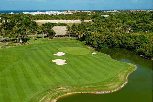 El campo de golf es uno de los destinos principales de Cana Bay. Un destino de versión inmobiliaria premium