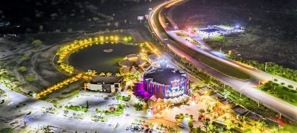 Vista de drone del Downtown Punta Cana. Vista notturna